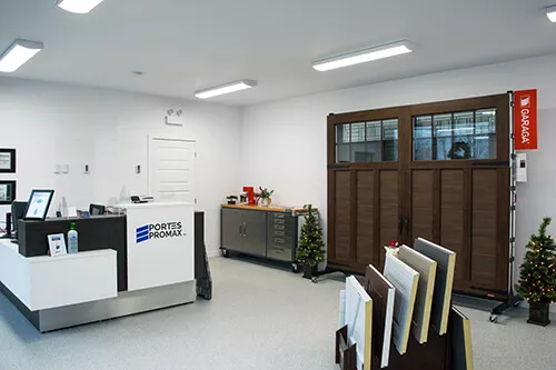 Intérieur de la salle de montre de Portes Promax (gauche)